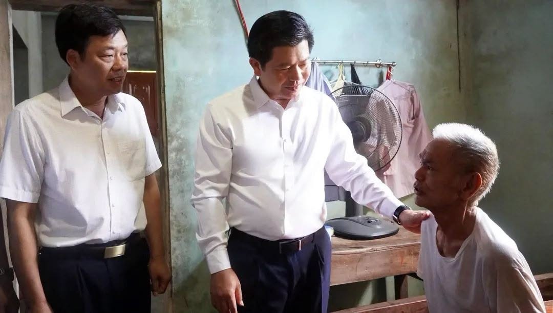 Các đồng chí lãnh đạo tỉnh Quảng Trị thăm, tặng quà gia đình chính sách, thương binh, bệnh binh 