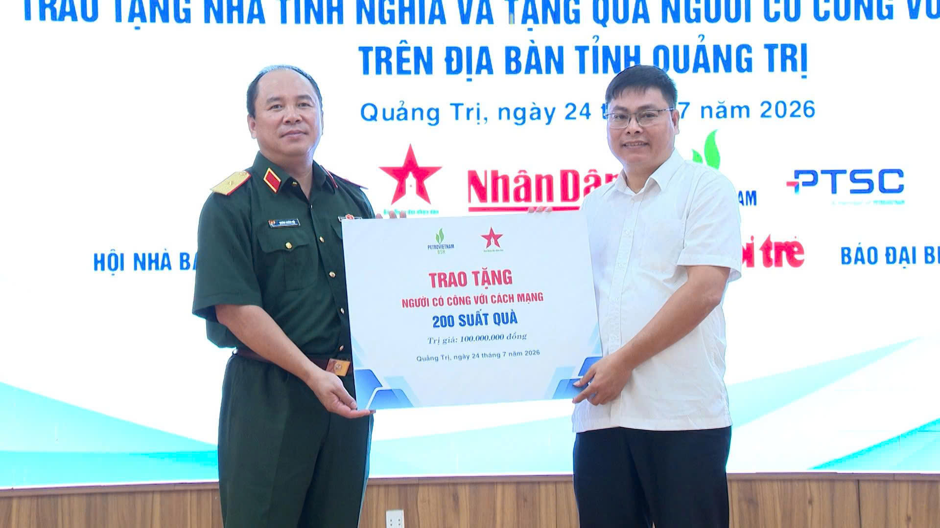 Ủy ban MTTQ Việt Nam tỉnh Quảng Trị tiếp nhận kinh phí hỗ trợ xây dựng nhà ở cho người có công với cách mạng, thân nhân liệt sĩ và trao tặng quà an sinh xã hội