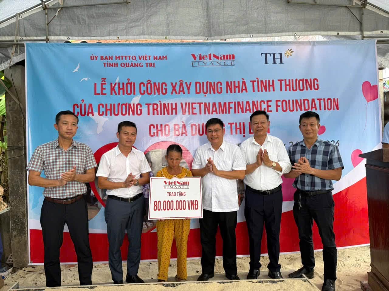 Khởi công xây dựng Nhà Đại đoàn kết cho bà Dương Thị Ban tại thôn Xuân Hạ, xã Lệ Thuỷ