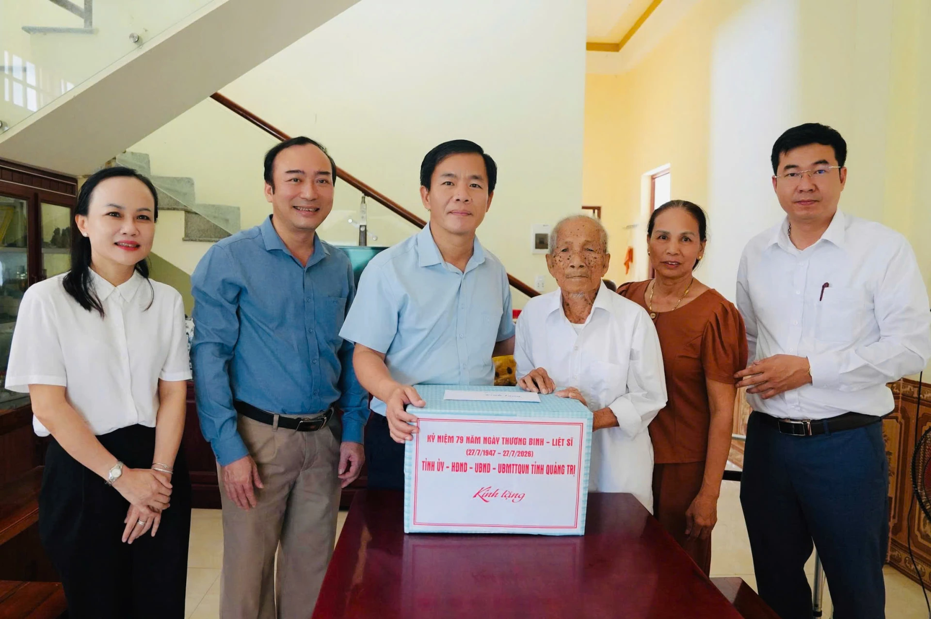 Đồng chí Nguyễn Văn Phương, Bí thư Tỉnh ủy thăm, tặng quà gia đình chính sách