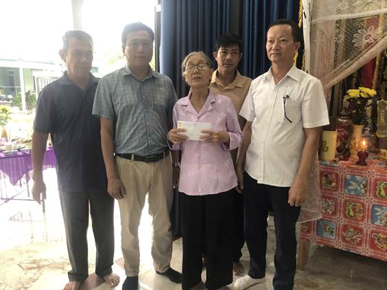 BAN THƯỜNG TRỰC ỦY BAN MTTQ VIỆT NAM XÃ QUẢNG TRẠCH THĂM HỎI, ĐỘNG VIÊN CÁC HỘ GIA ĐÌNH CÓ HOÀN CẢNH ĐẶC BIỆT KHÓ KHĂN